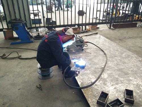 悬挂焊工作视频-悬挂焊二保焊怎么样焊接好  第2张